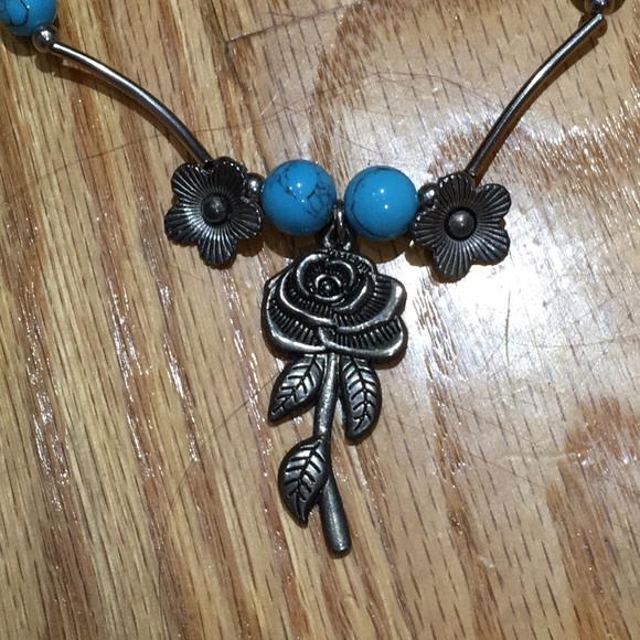 turquoise necklace with a touch of boho rose charm - Picture 5 of 7